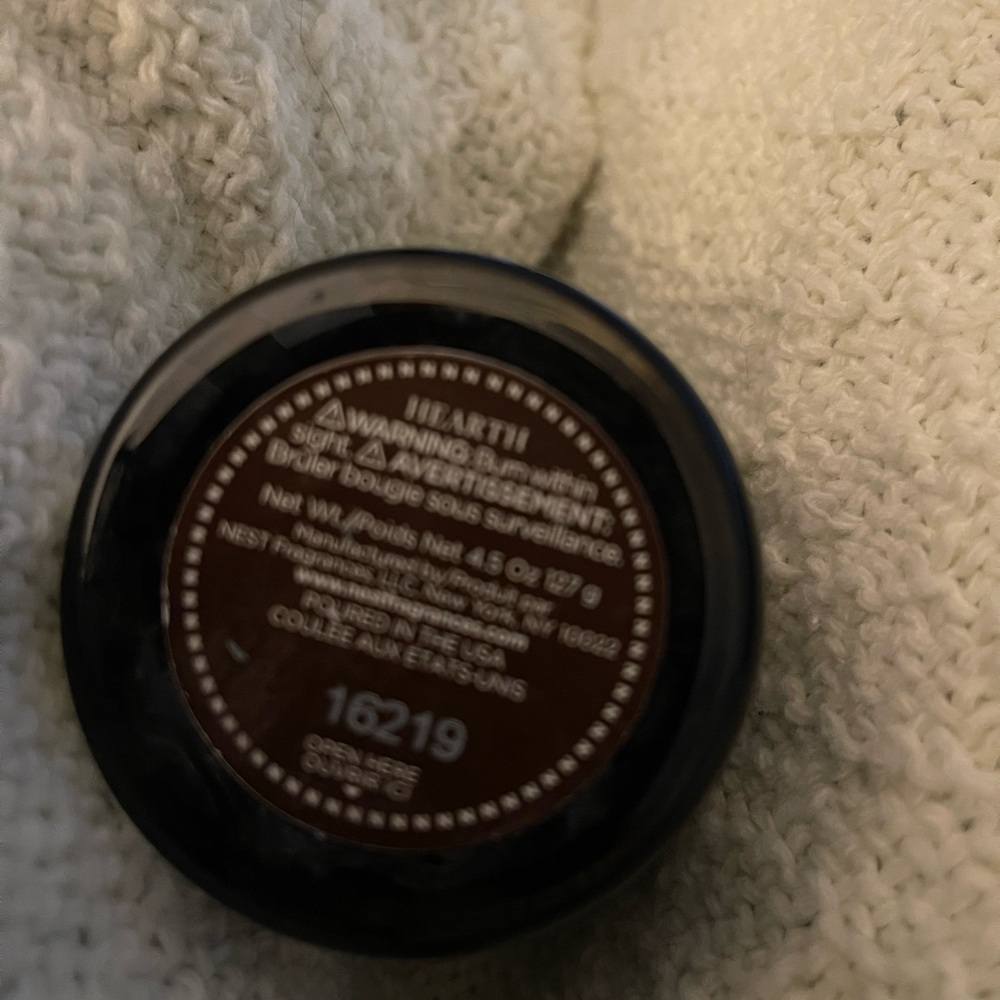 NEST Hearth 4.5 oz Candle open box - Picture 2 of 2